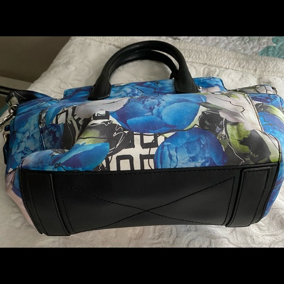 REED Atlantique Blue and White Floral Medium Satchel! - Picture 4 of 9